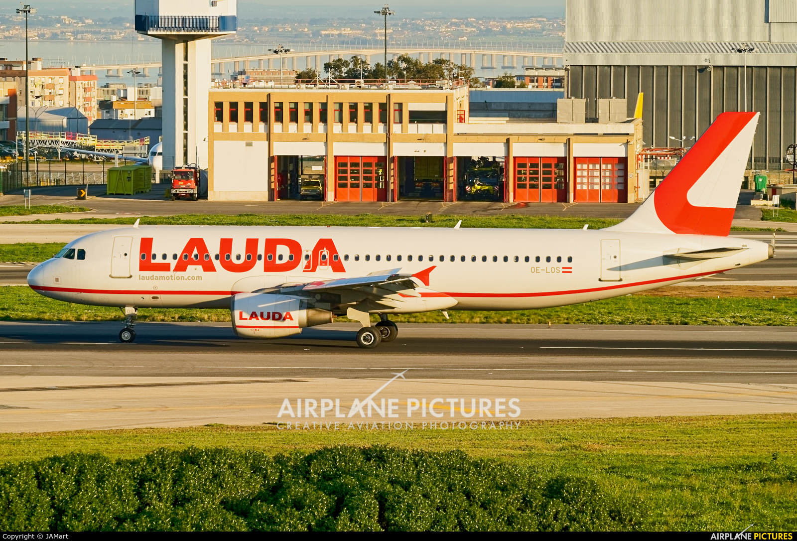 LaudaMotion OE-LOS aircraft at Lisbon