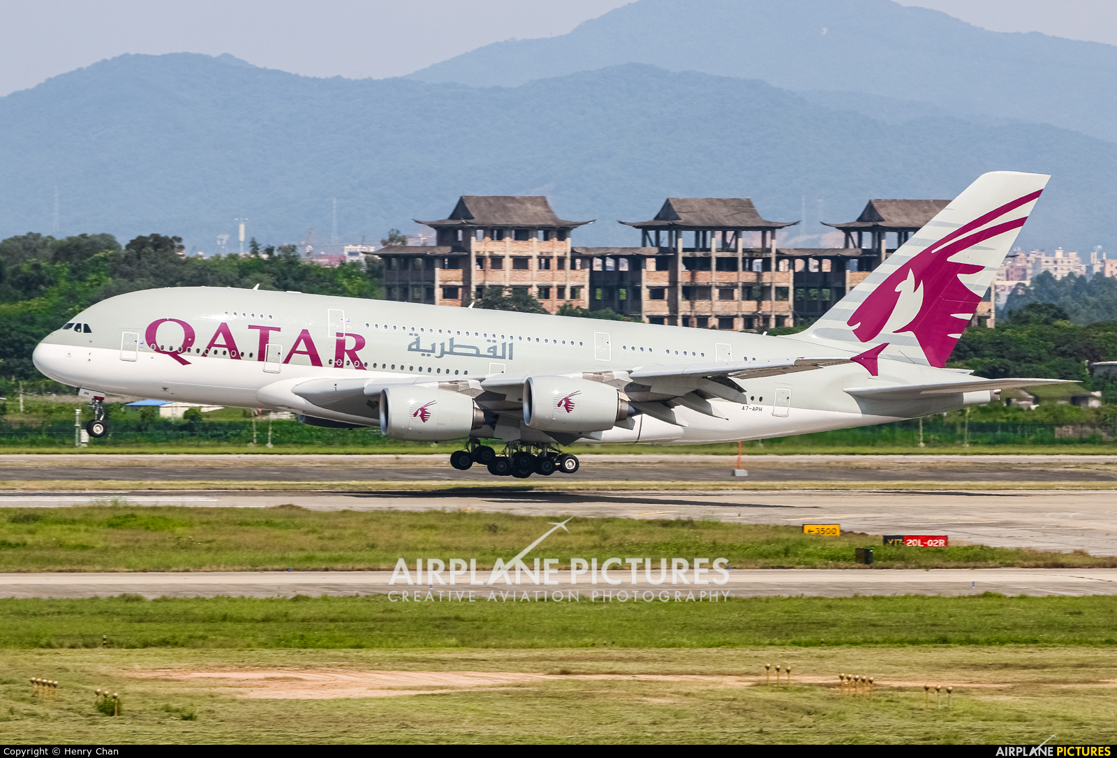 Qatar Airways A7-APH aircraft at Guangzhou - Baiyun