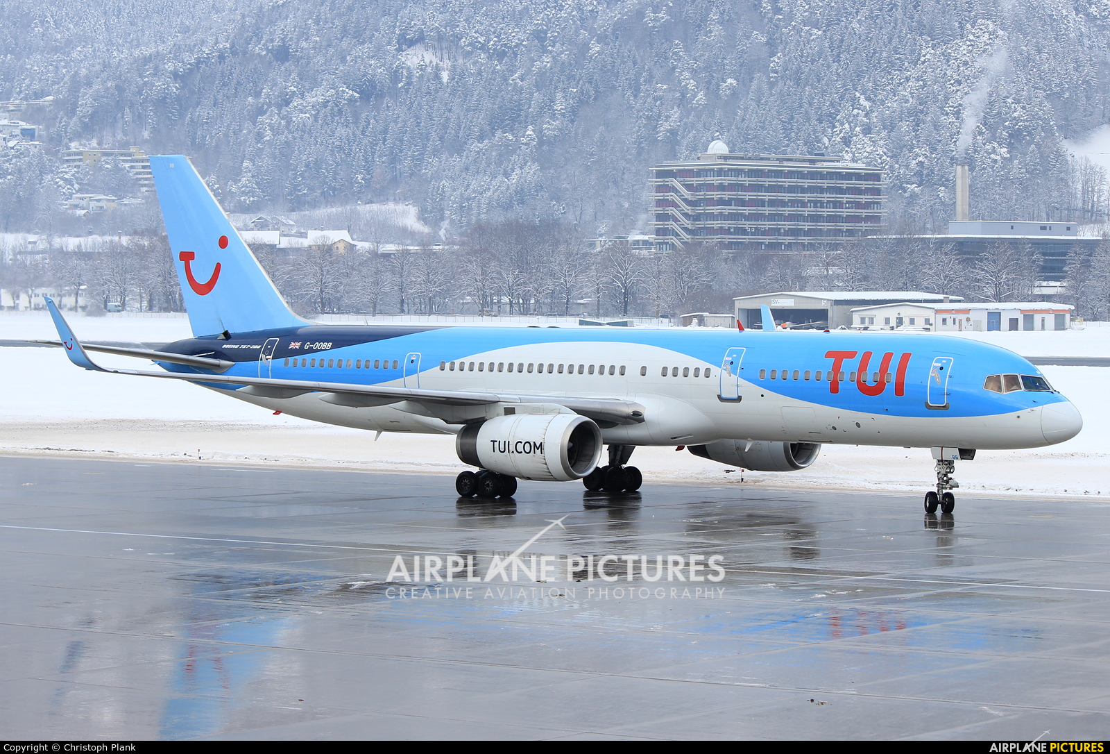 TUI Airways G-OOBB aircraft at Innsbruck