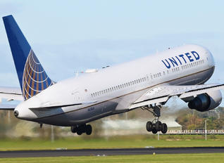 N673UA - United Airlines Boeing 767-300