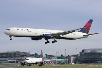 N828MH - Delta Air Lines Boeing 767-400ER