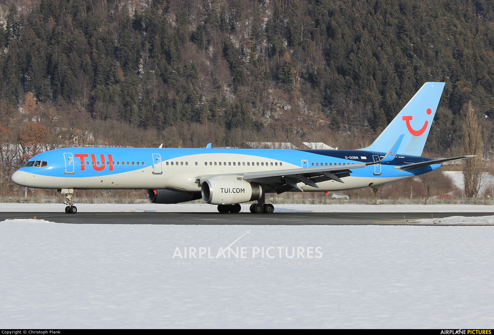 TUI Airways G-OOBN aircraft at Innsbruck
