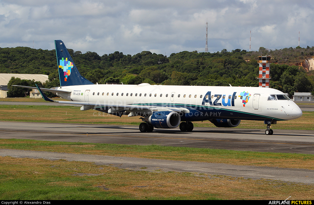 Azul Linhas Aéreas PR-AUN aircraft at Recife