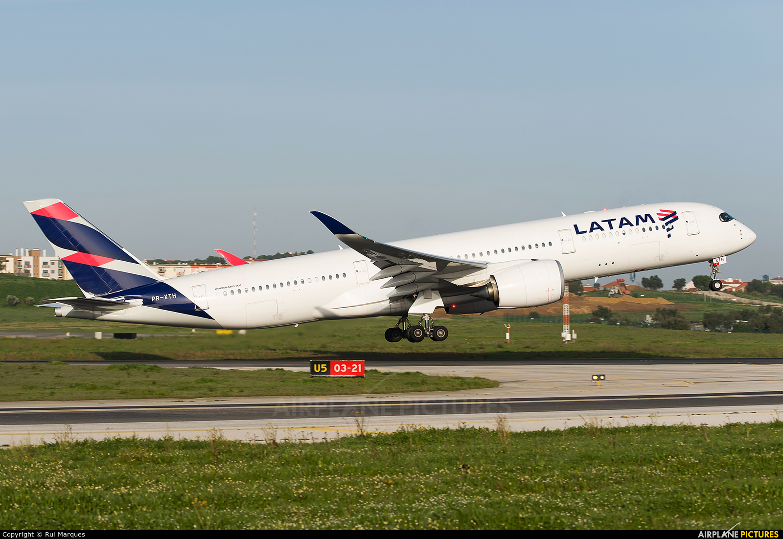 LATAM PR-XTH aircraft at Lisbon