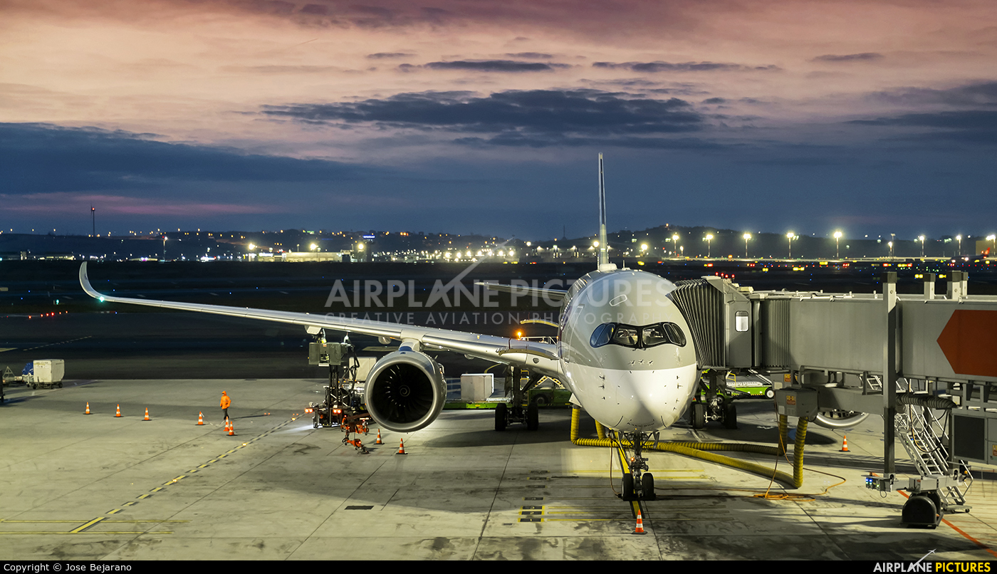 Qatar Airways - aircraft at İstanbul New Airport