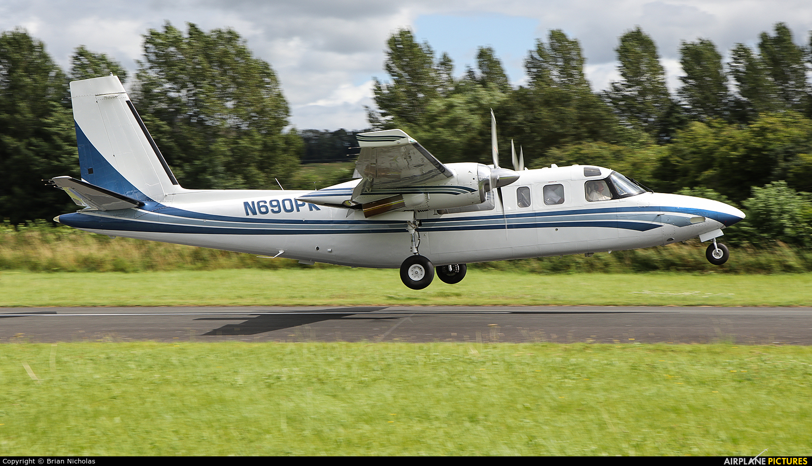 Private N690PK aircraft at Welshpool