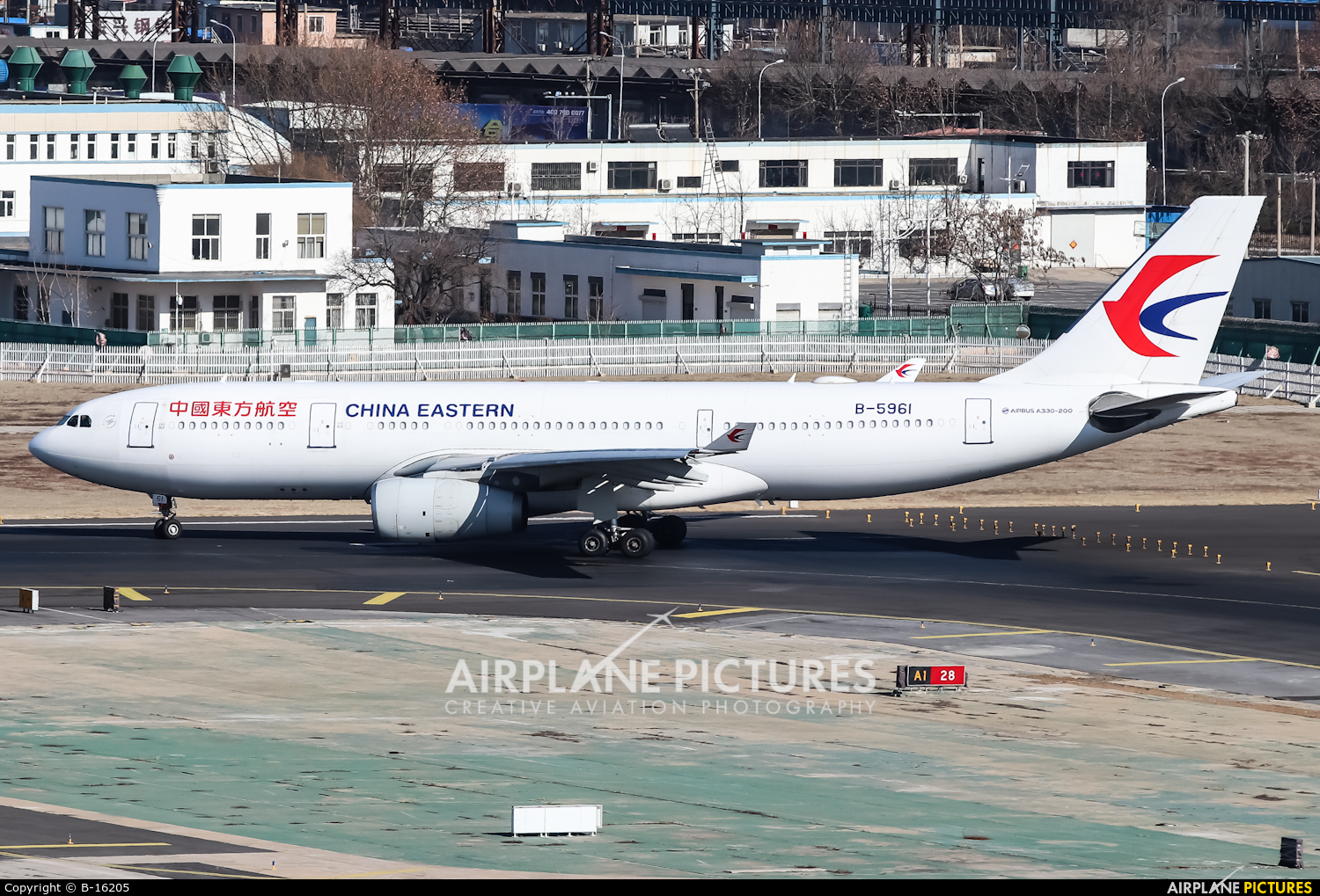 China Eastern Airlines B-5961 aircraft at Dalian Zhoushuizi Int'l