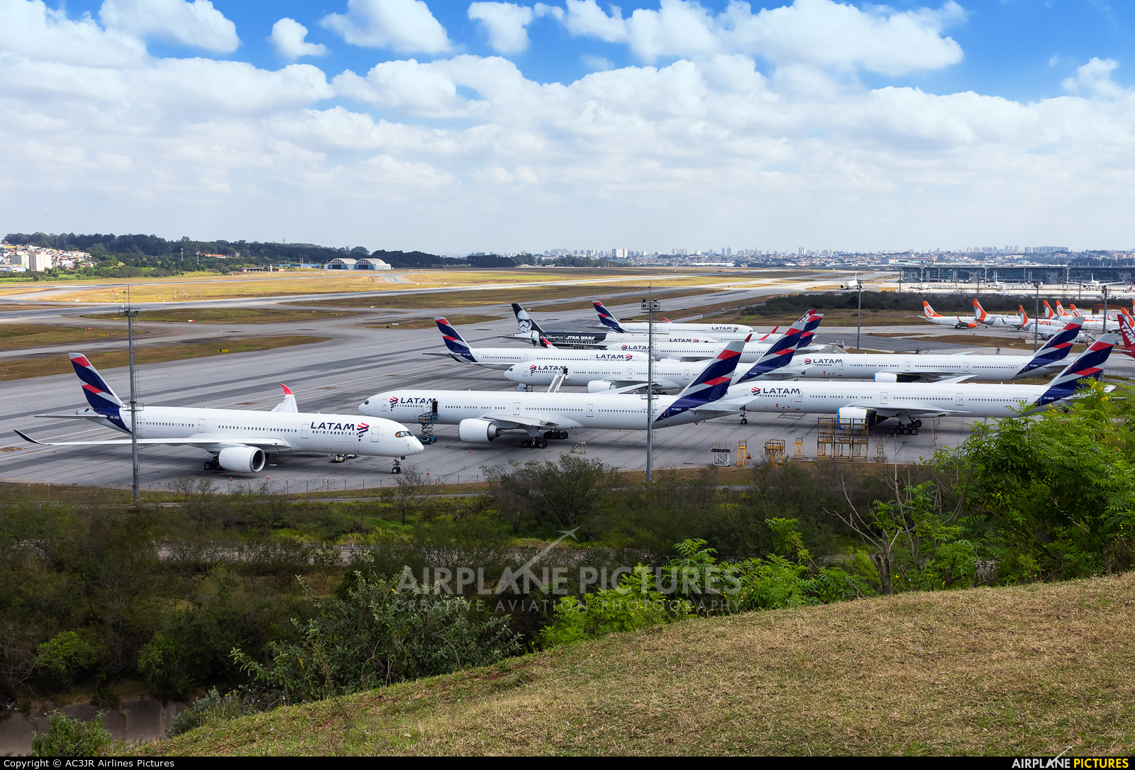 - Airport Overview - aircraft at São Paulo - Guarulhos