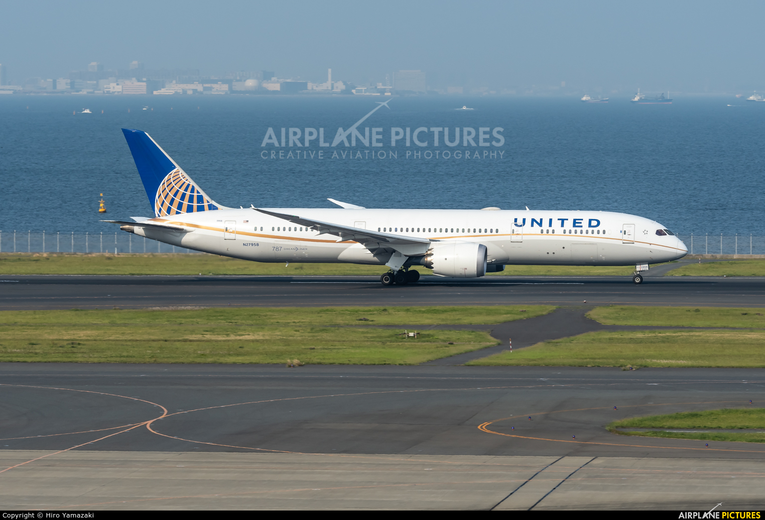United Airlines N27958 aircraft at Tokyo - Haneda Intl