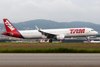 PT-XPQ - TAM Airbus A321