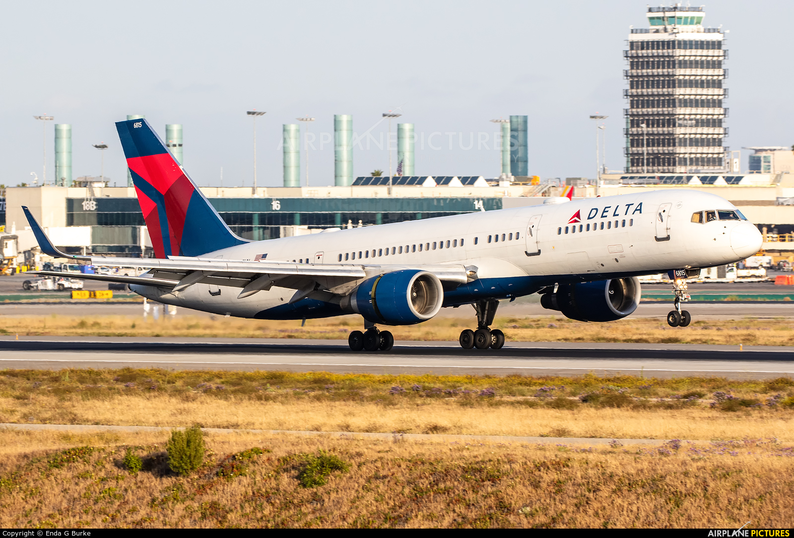 Delta Air Lines N718TW aircraft at Los Angeles Intl