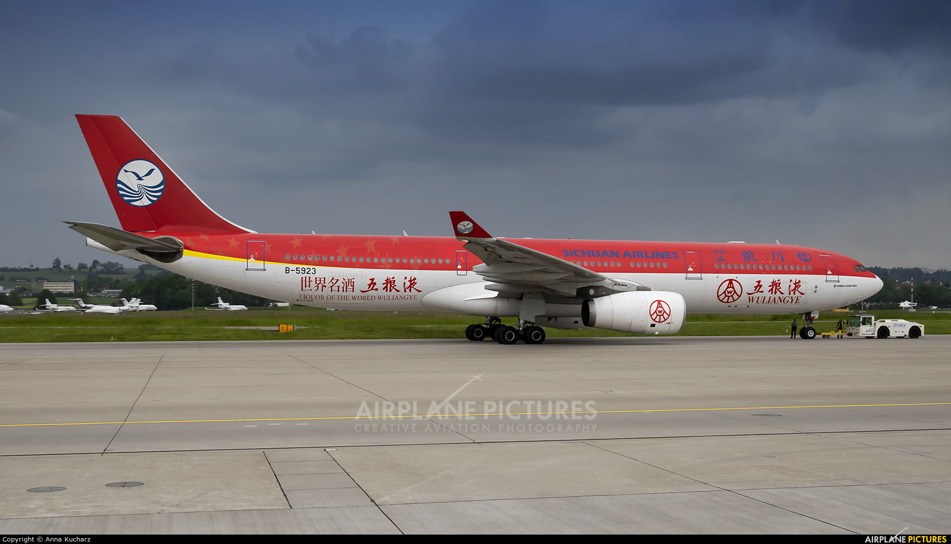 Sichuan Airlines  B-5923 aircraft at Zurich