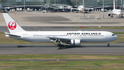 JA658J - JAL - Japan Airlines Boeing 767-300ER