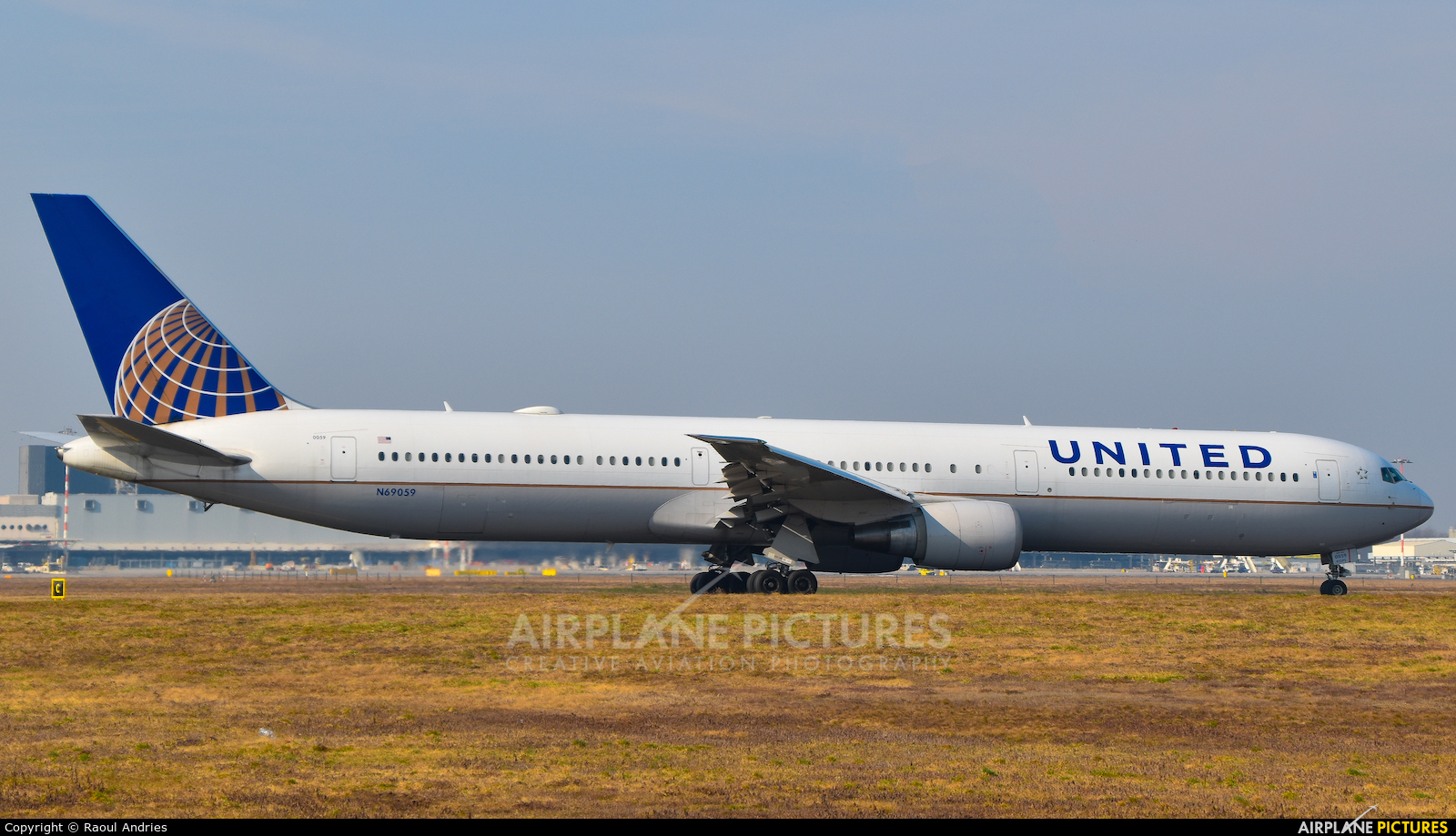 United Airlines N69059 aircraft at Milan - Malpensa