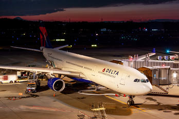 N819NW - Delta Air Lines Airbus A330-300