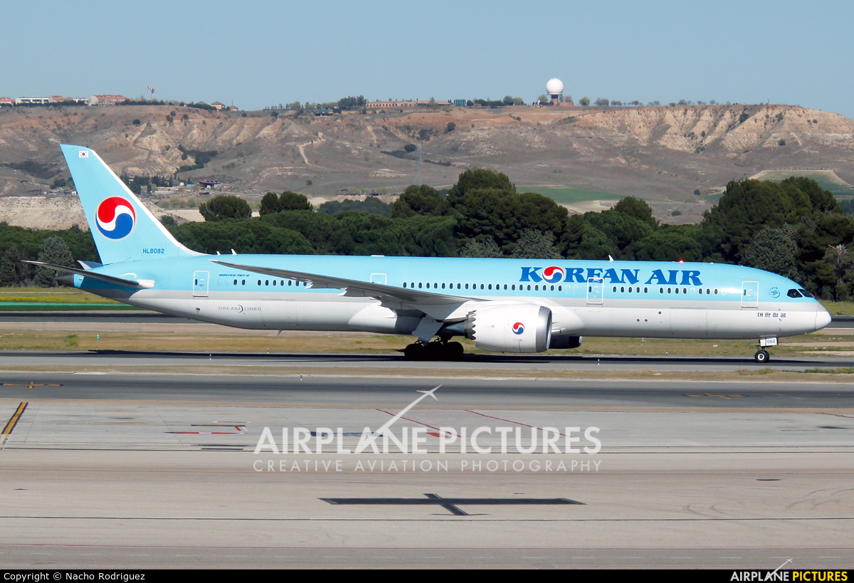 Korean Air HL8082 aircraft at Madrid - Barajas