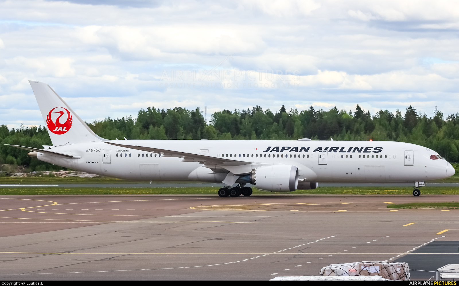 JAL - Japan Airlines JA876J aircraft at Helsinki - Vantaa