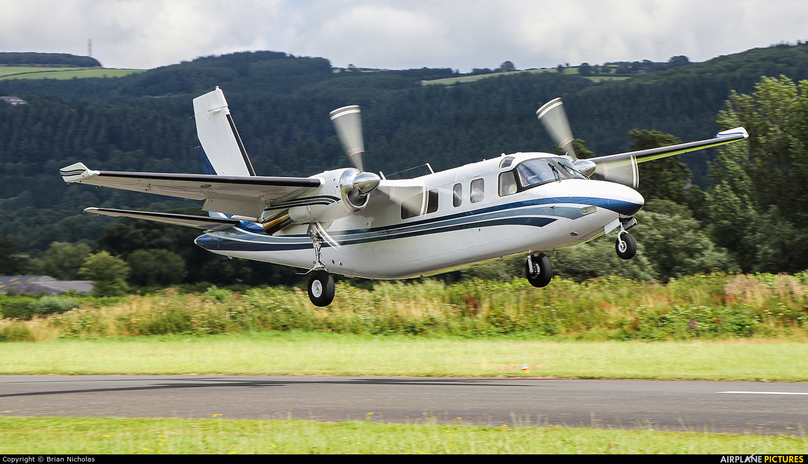 Private N690PK aircraft at Welshpool