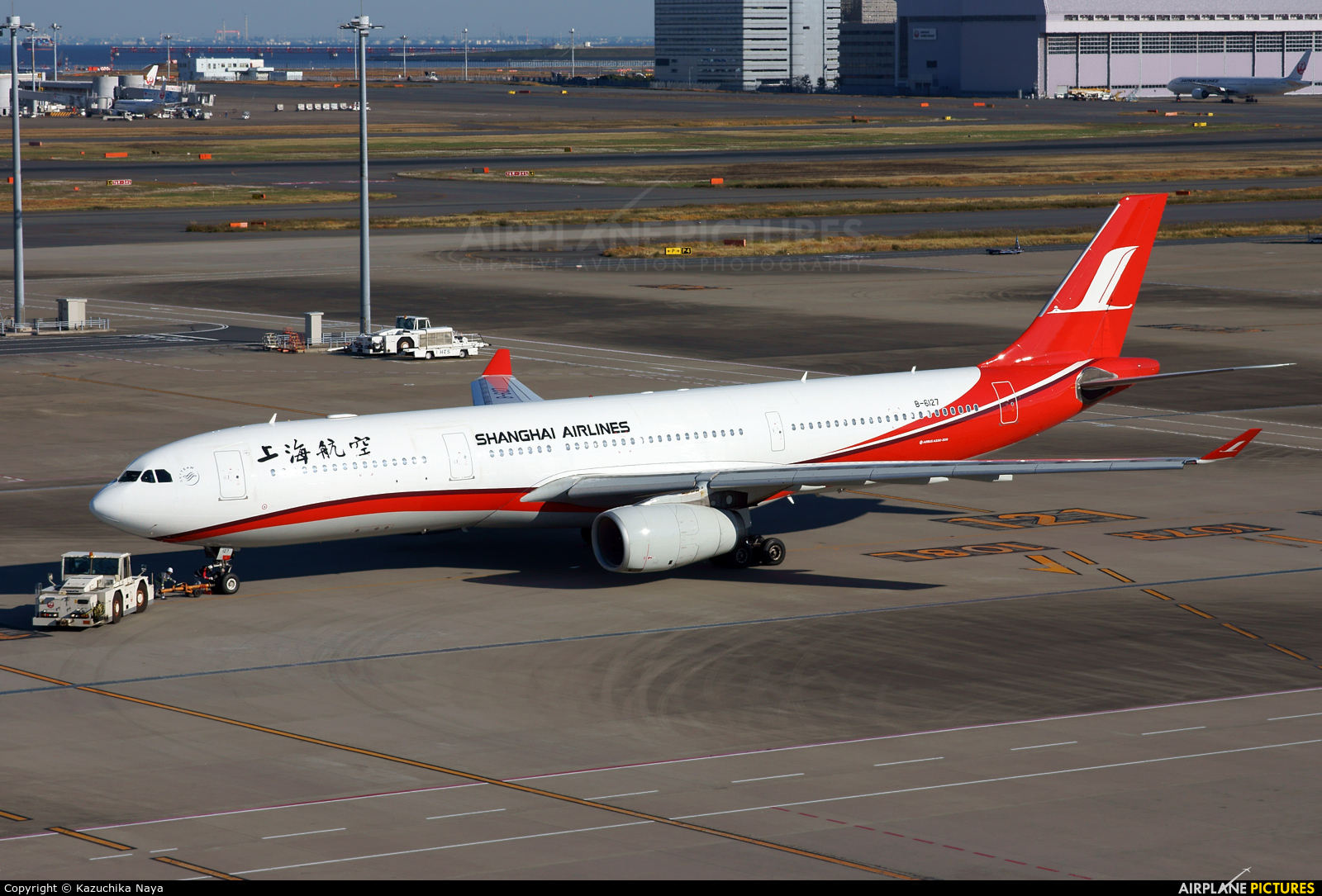 Shanghai Airlines B-6127 aircraft at Tokyo - Haneda Intl