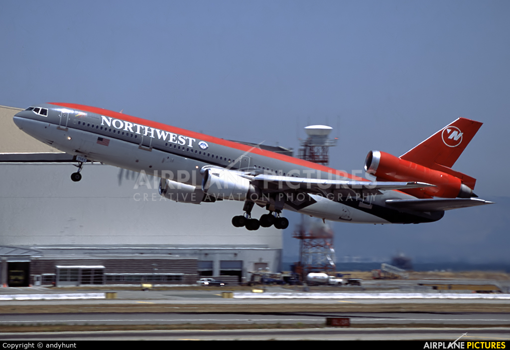 Northwest Airlines N141US aircraft at San Francisco Intl
