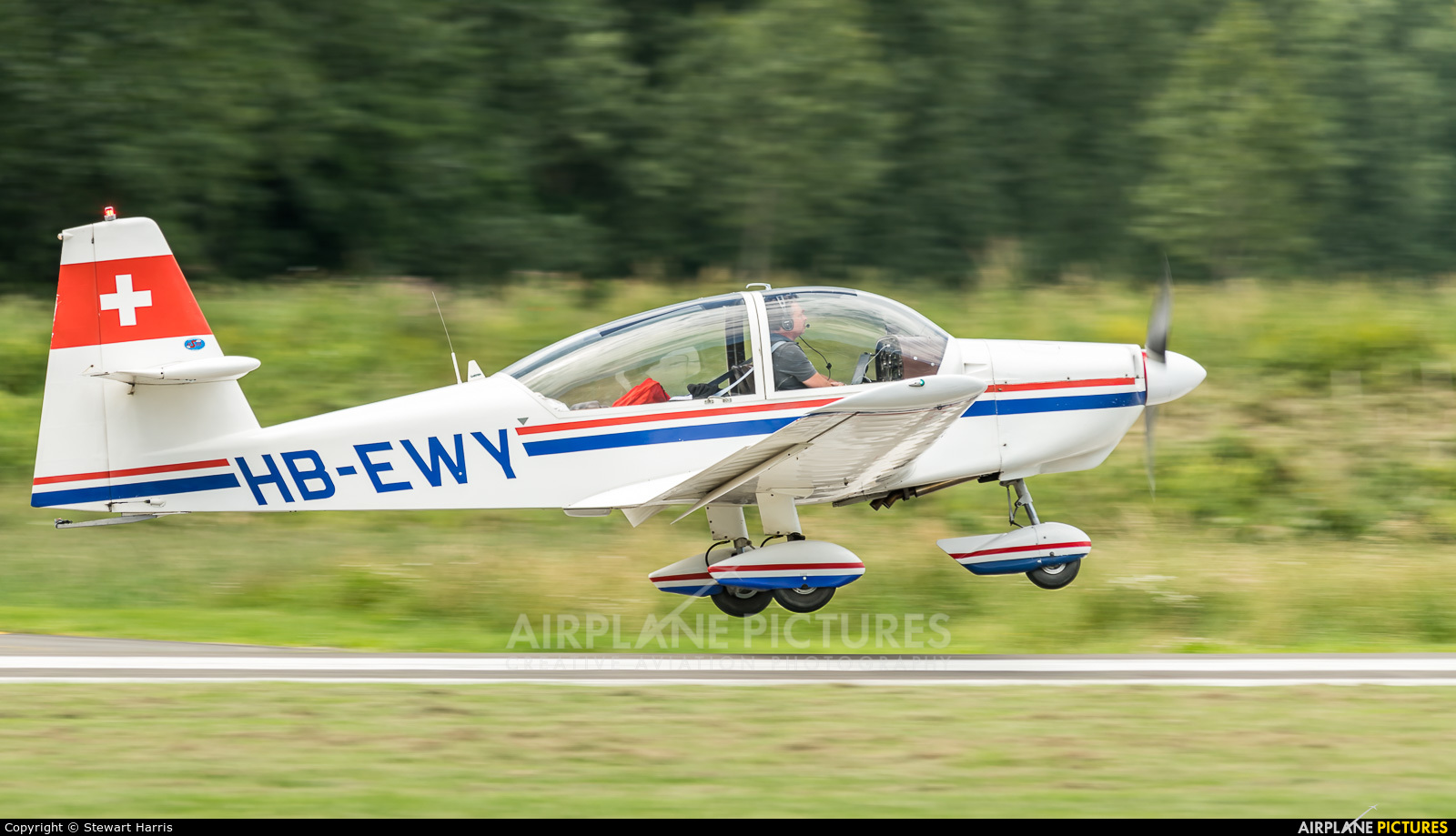 Private HB-EWY aircraft at Yverdon-les-Bains