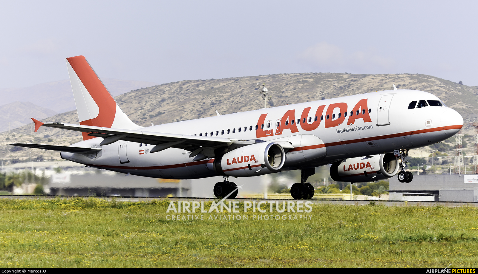 LaudaMotion OE-LOM aircraft at Alicante - El Altet