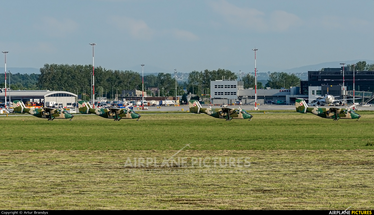 - Airport Overview EPKK aircraft at Kraków - John Paul II Intl