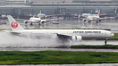 JA735J - JAL - Japan Airlines Boeing 777-300ER