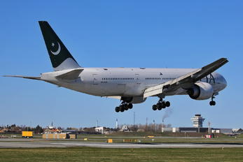 AP-BMH - PIA - Pakistan International Airlines Boeing 777-200ER
