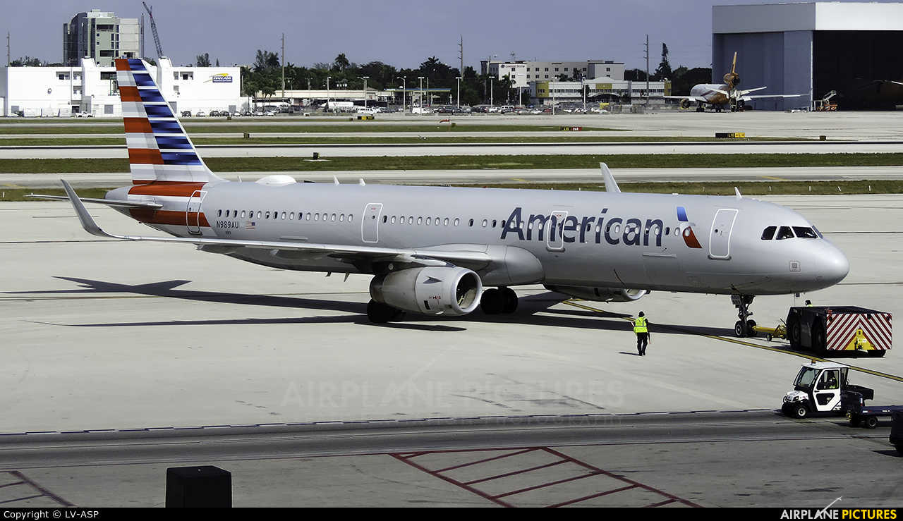 American Airlines N989AU aircraft at Miami Intl
