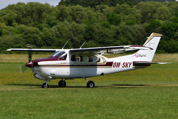 OM-SKY - Private Cessna 210 Centurion
