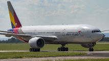 HL7700 - Asiana Airlines Boeing 777-200ER aircraft
