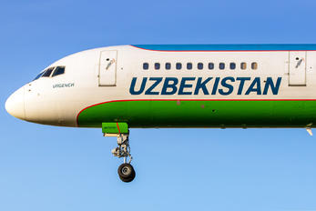 UK75701 - Uzbekistan Airways Boeing 757-200