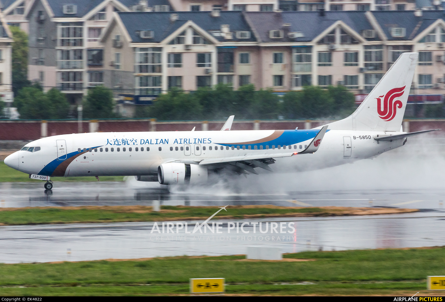 Dalian Airlines B-5850 aircraft at Dalian Zhoushuizi Int'l