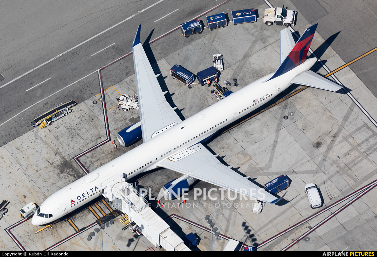 Delta Air Lines N587NW aircraft at Los Angeles Intl
