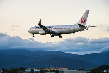 JA319J - JAL - Japan Airlines Boeing 737-800