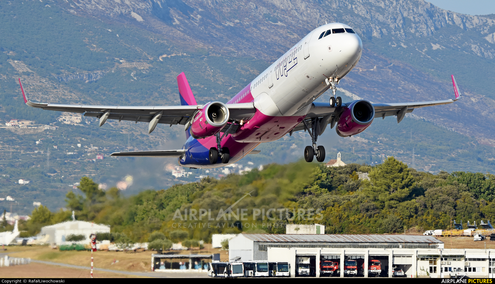 Wizz Air HA-LXR aircraft at Split - Kaštela