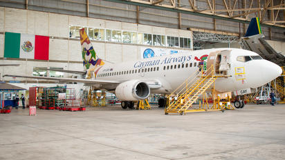 VP-CAY - Cayman Airways Boeing 737-300