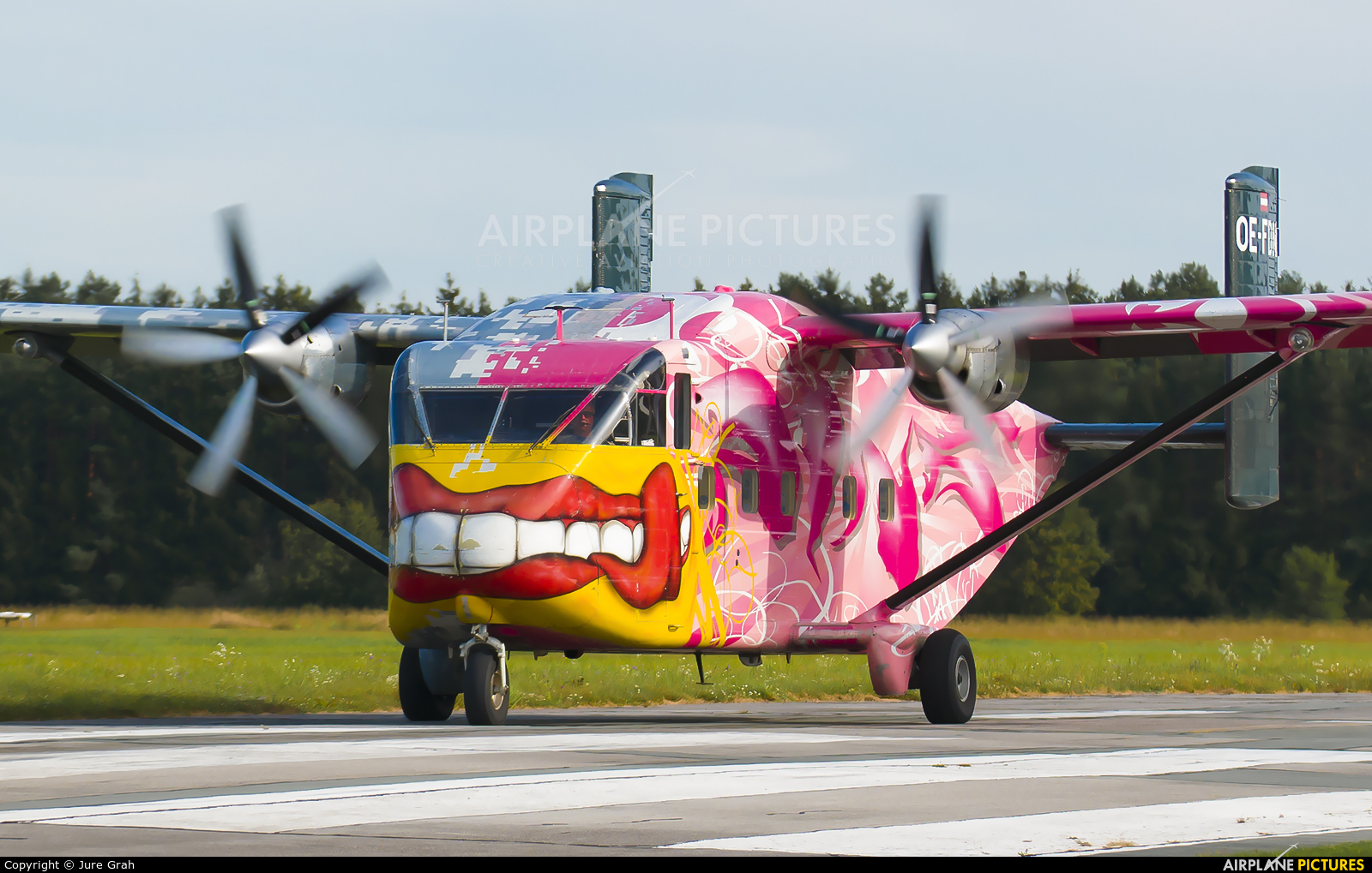 Pink Aviation OE-FDN aircraft at Punitz-Güssing