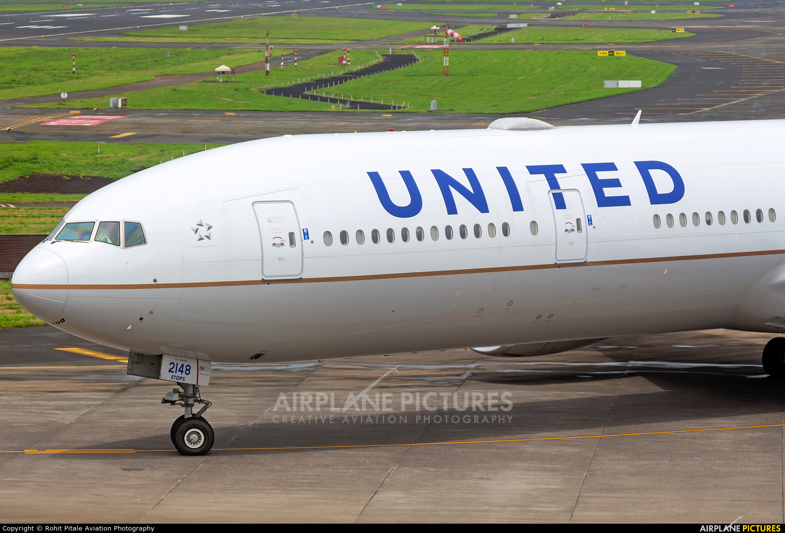 United Airlines N2748U aircraft at Mumbai - Chhatrapati Shivaji Intl