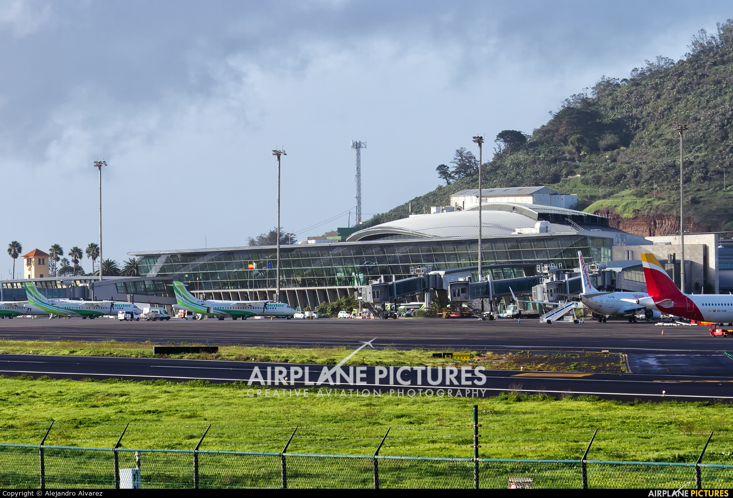 - Airport Overview - aircraft at Tenerife Norte - Los Rodeos