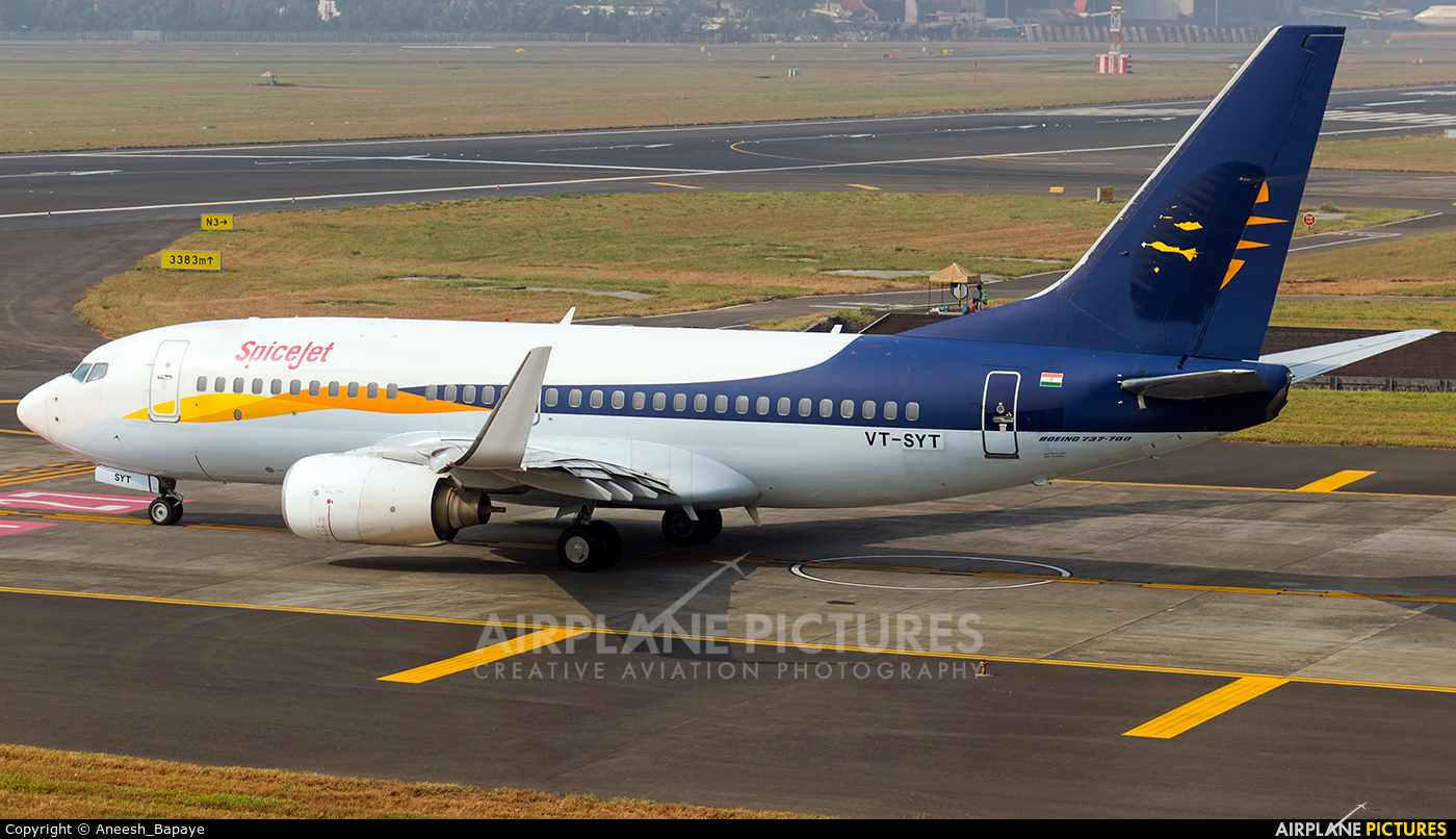 SpiceJet VT-SYT aircraft at Mumbai - Chhatrapati Shivaji Intl