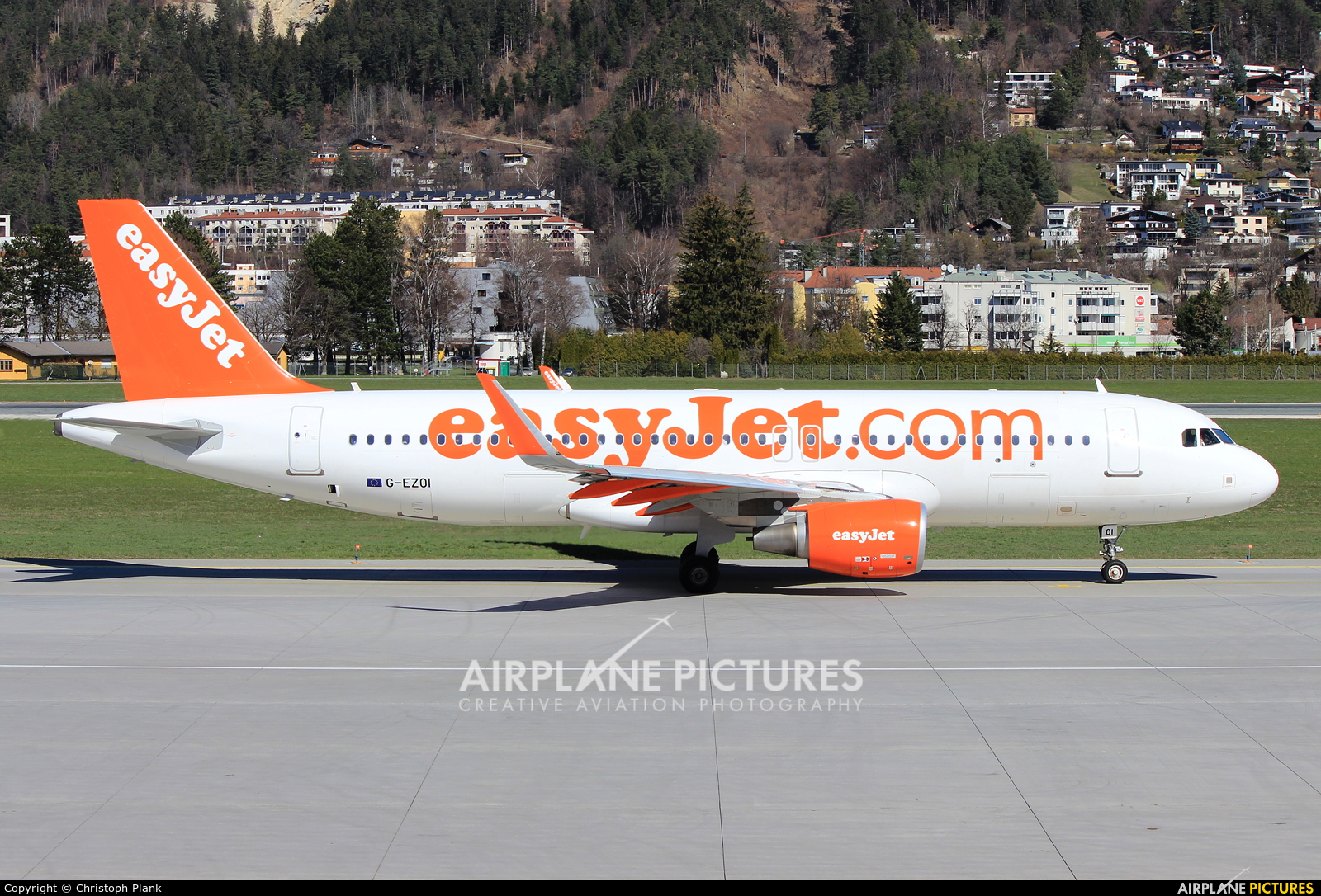 easyJet G-EZOI aircraft at Innsbruck