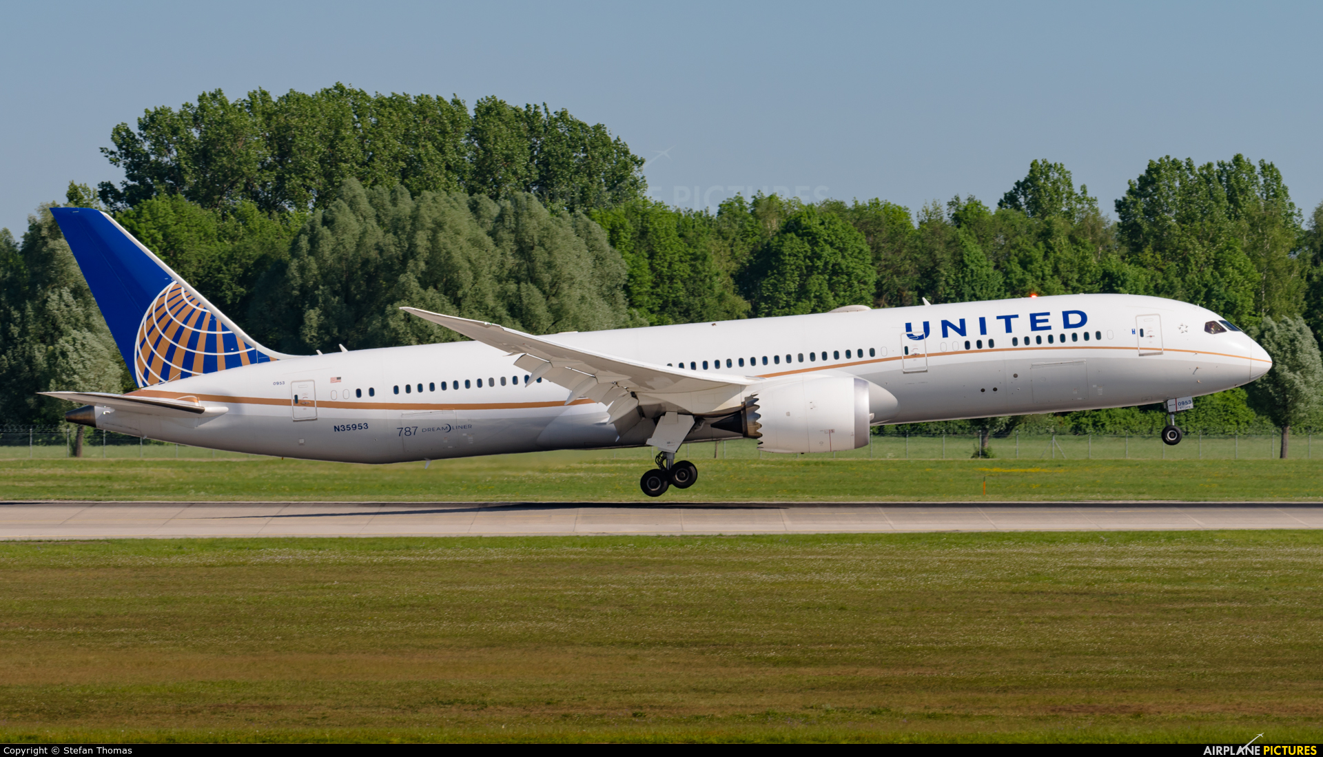 United Airlines N35953 aircraft at Munich