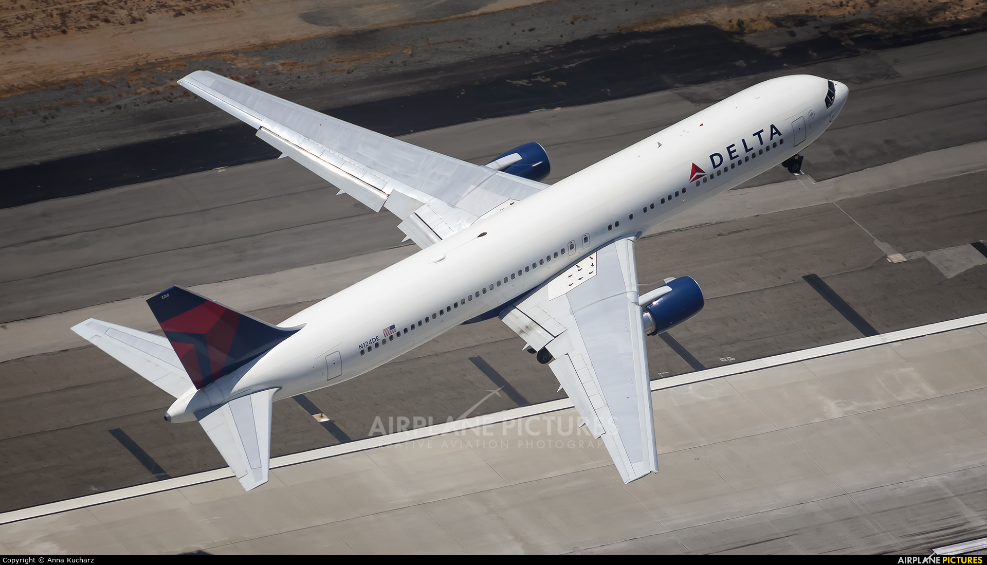 Delta Air Lines N124DE aircraft at Los Angeles Intl