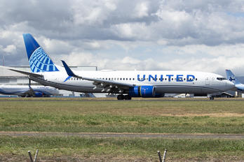 N76529 - United Airlines Boeing 737-800