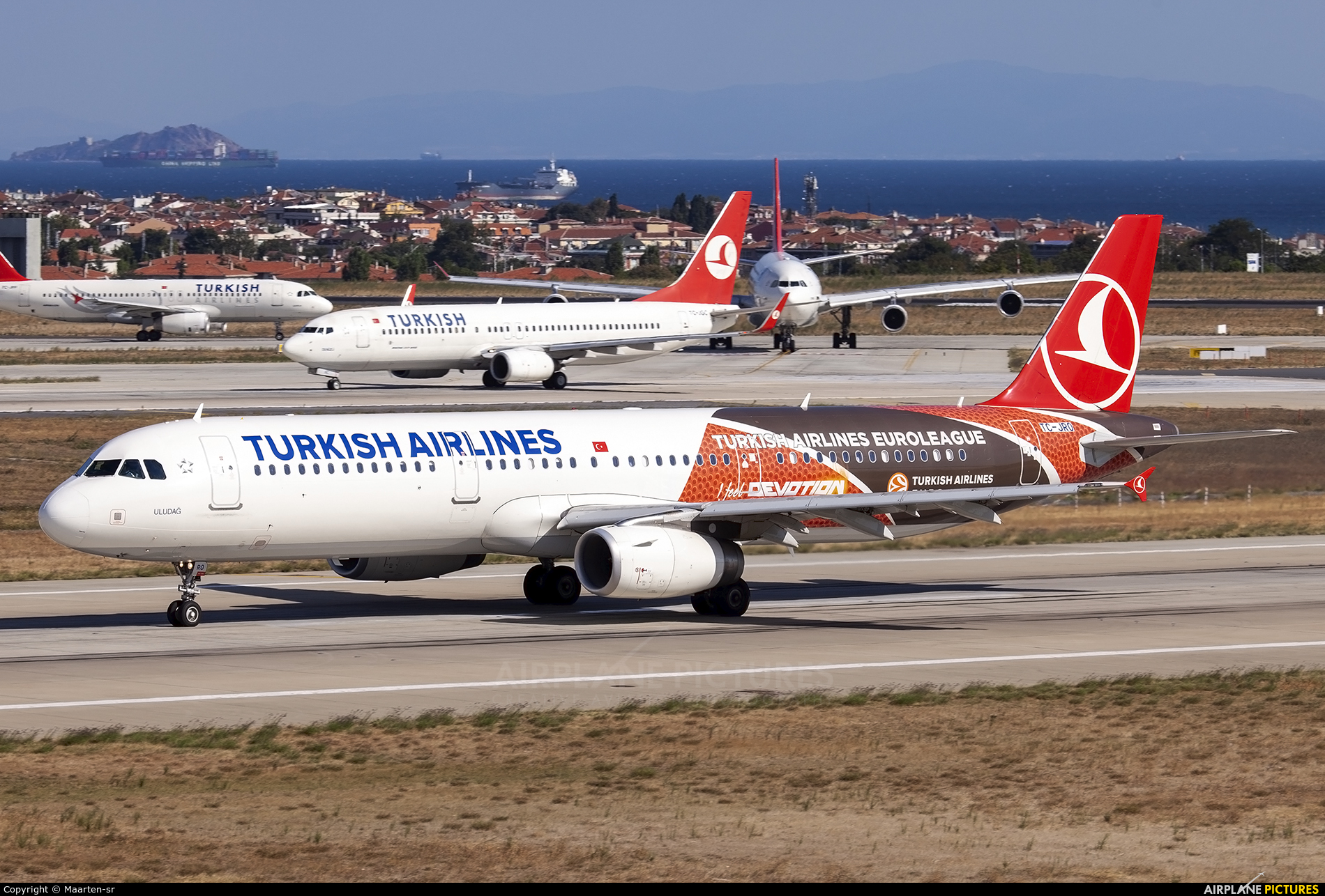 Turkish Airlines TC-JRO aircraft at Istanbul - Ataturk
