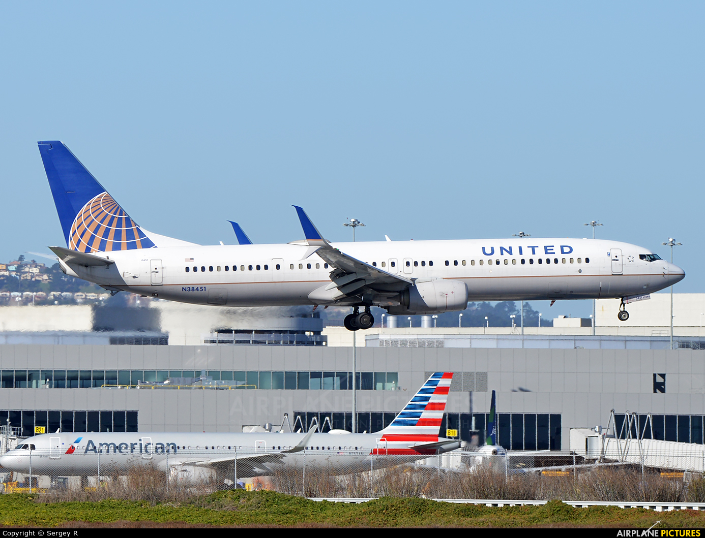 United Airlines N38451 aircraft at San Francisco Intl