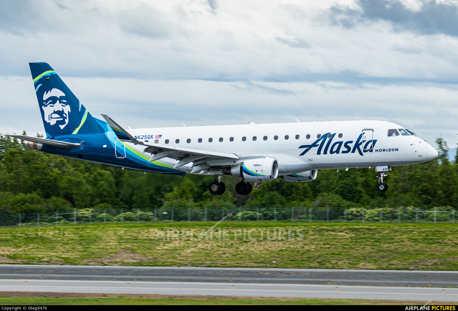 Alaska Airlines - Horizon Air N625QX aircraft at Anchorage - Ted Stevens Intl / Kulis Air National Guard Base