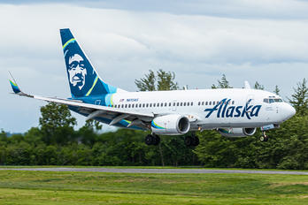 N613AS - Alaska Airlines Boeing 737-700